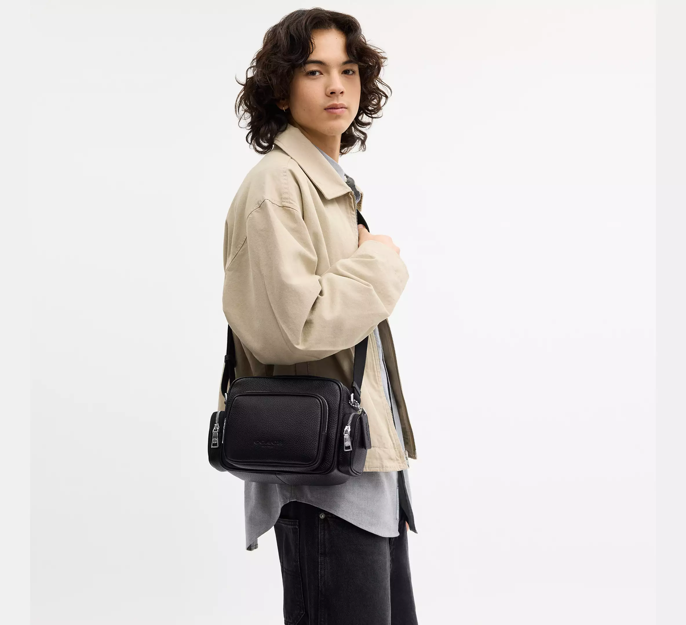 【COACH Outlet】Fletcher Pebbled Leather 荔枝紋真皮相機包/斜背包 (四色可選)