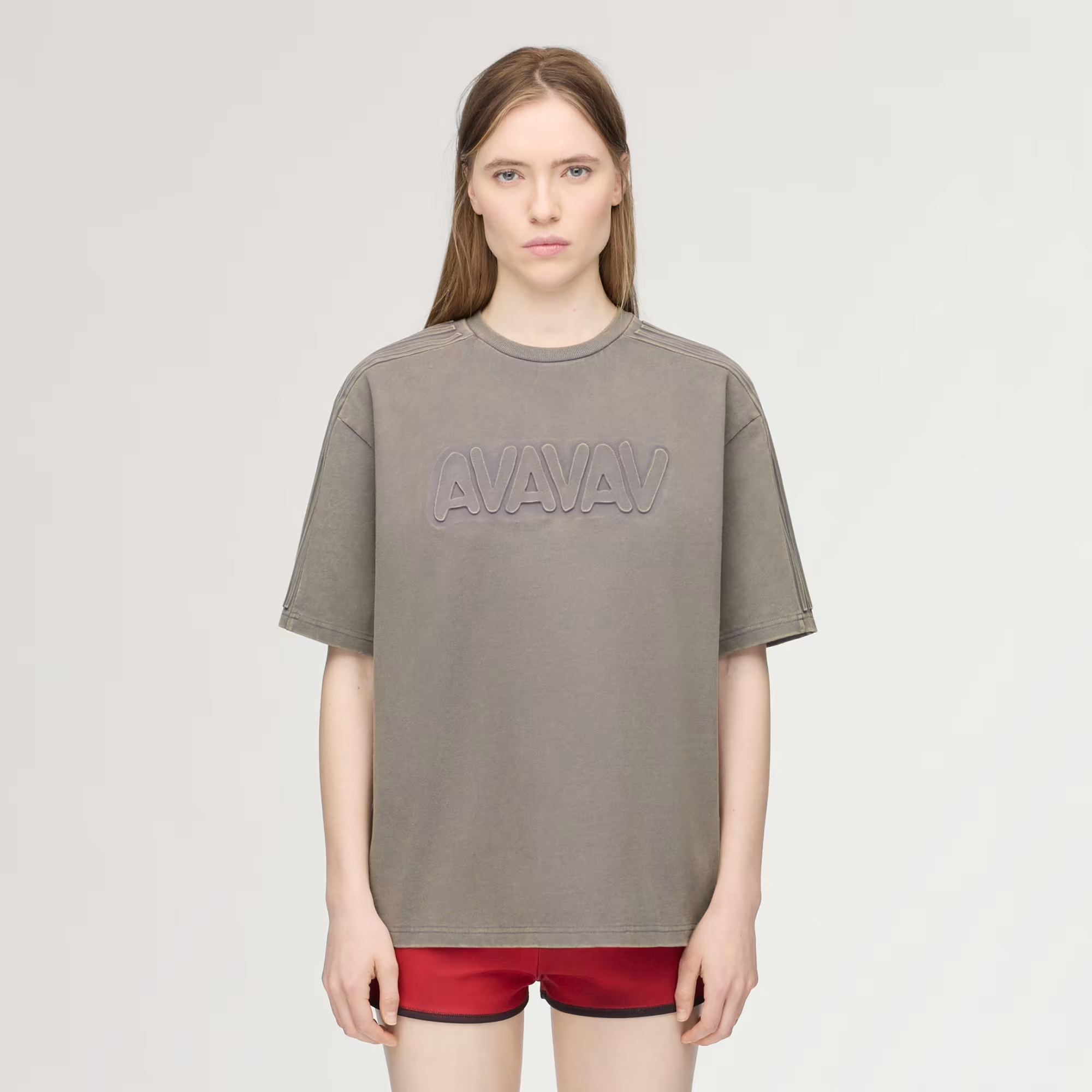 【adidas Originals】adidas by AVAVAV 女款聯名款寬鬆短袖 T 恤 (灰褐色)